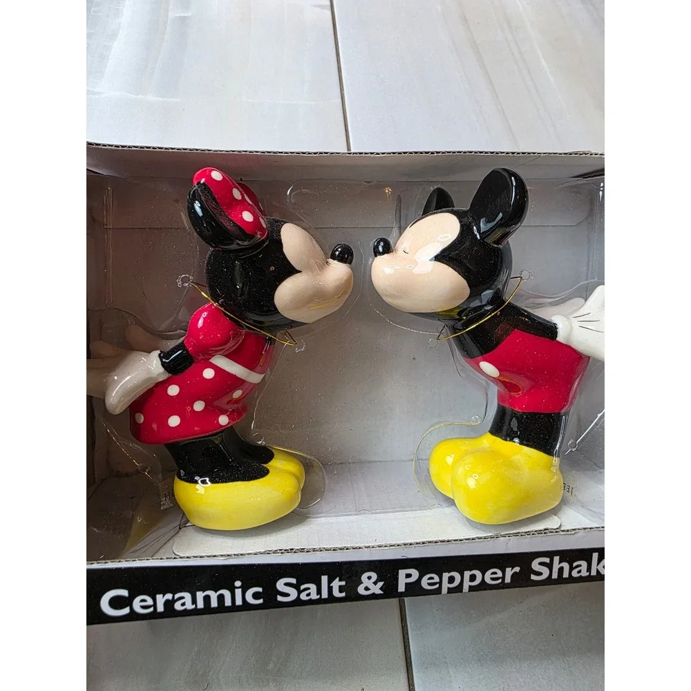 Disney Mickey and Minnie Mouse Kissing Ceramic Salt and‎ Pepper Shakers Set F1